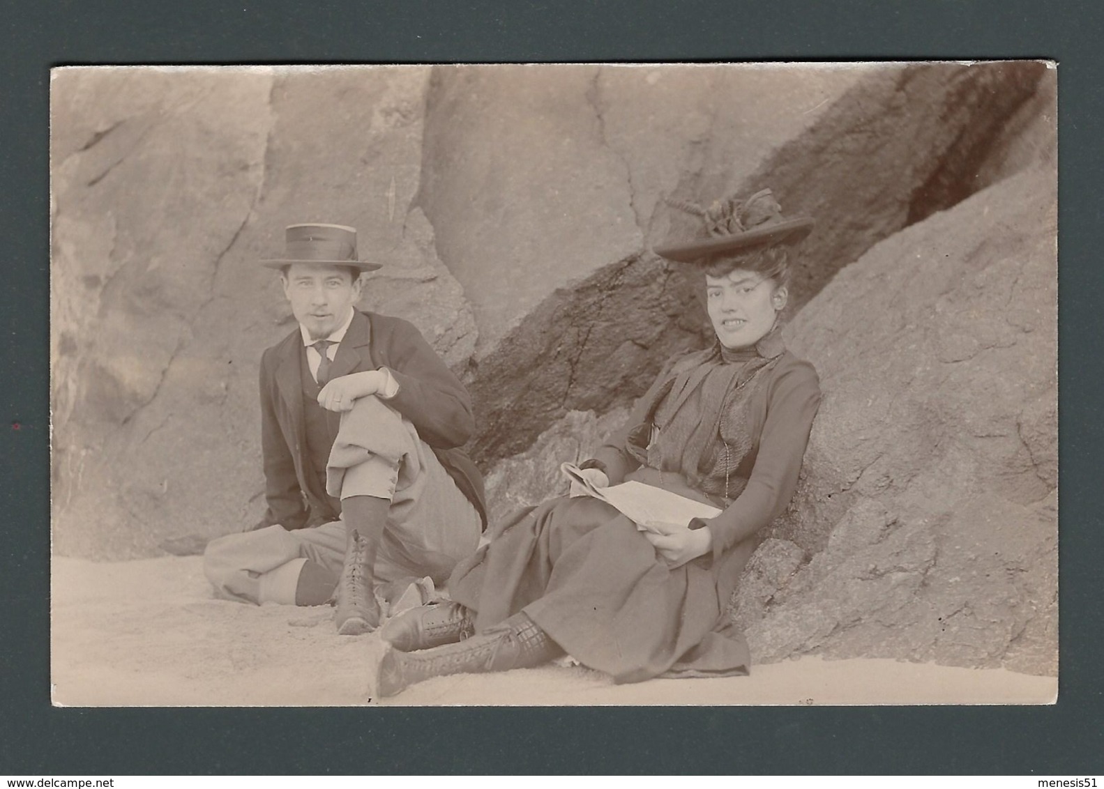 Carte Photo Ancienne Old Real Foto Duo Couple Sur La Plage Beach Beauty Charme LA MODE élégante D'autrefois Old Fashion - Photographie