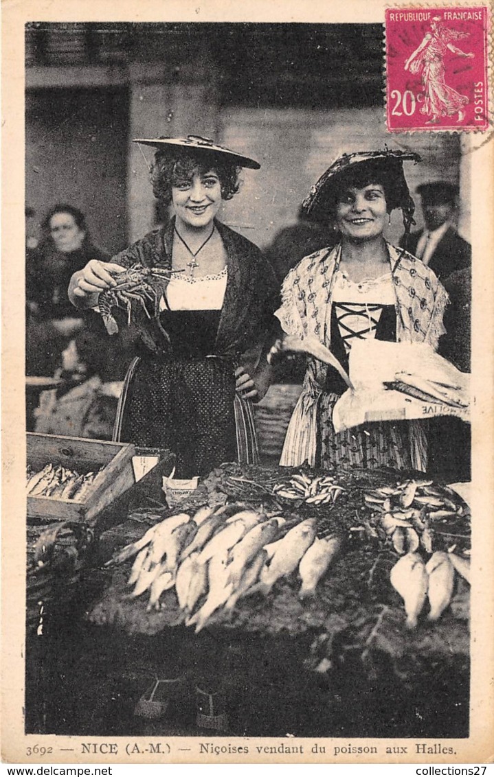 06-NICE- NICOISE VENDANT DU POISSON AUX HALLES - Marchés, Fêtes