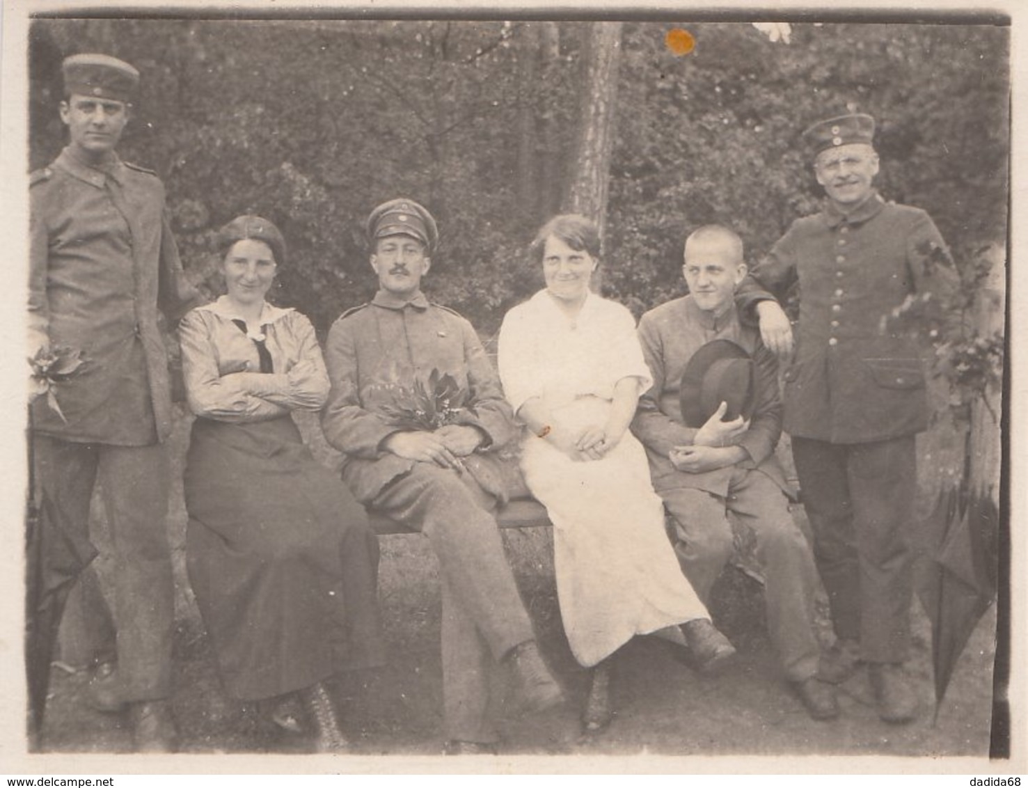 CARTE PHOTO ALLEMANDE - GUERRE 14-18 - SOLDATS AVEC CIVILS - Guerre 1914-18