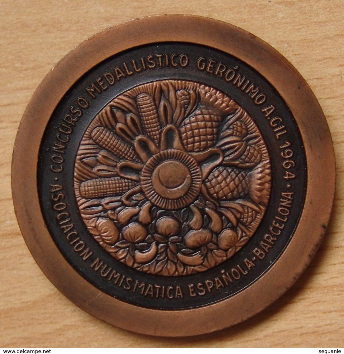 Médaille Découverte De L'Amérique Espagne Barcelone 1964 - Professionali/Di Società