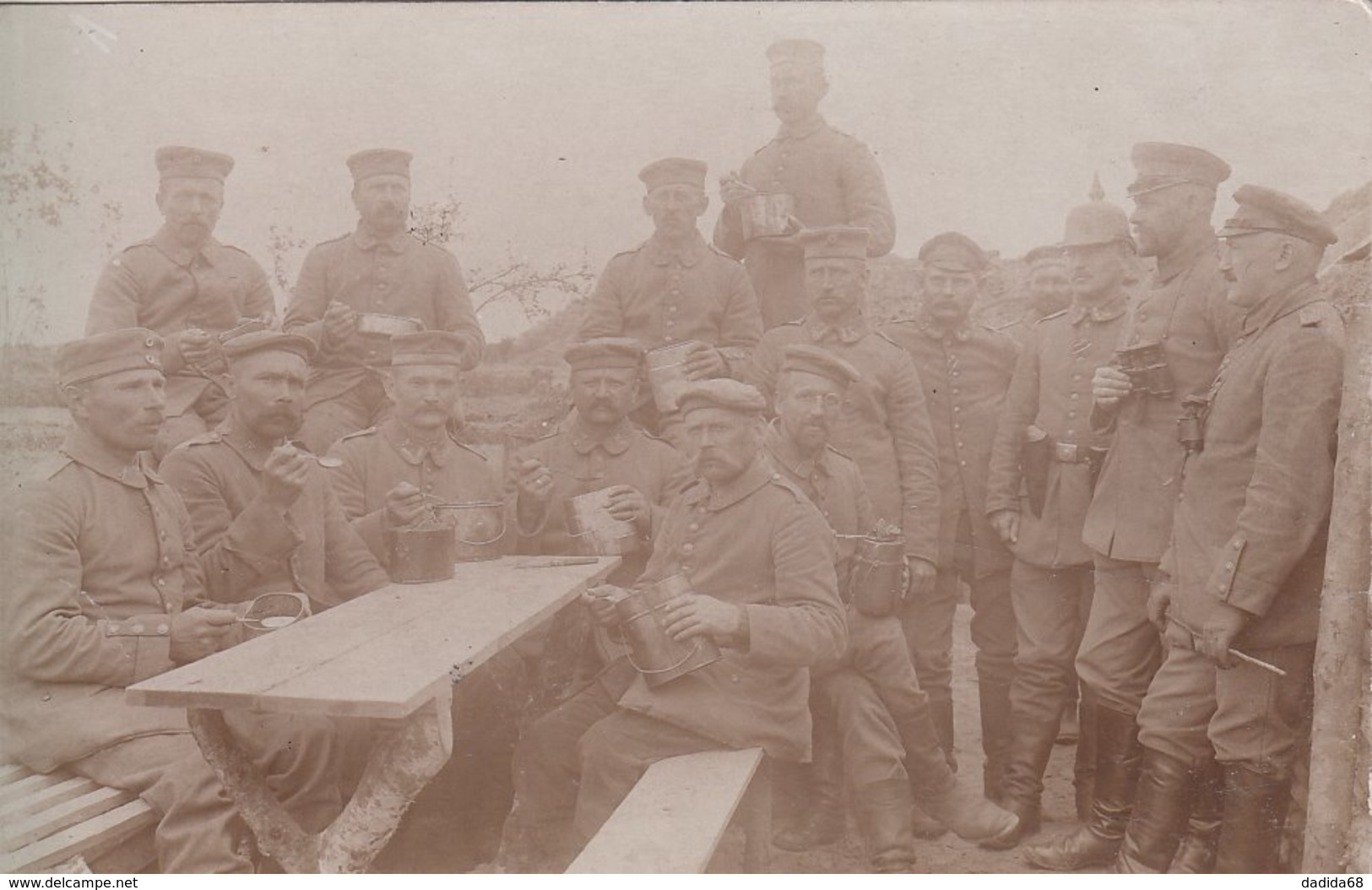 CARTE PHOTO ALLEMANDE - GUERRE 14-18 -  SOLDATS MANGEANT DANS LEUR GAMELLE - War 1914-18