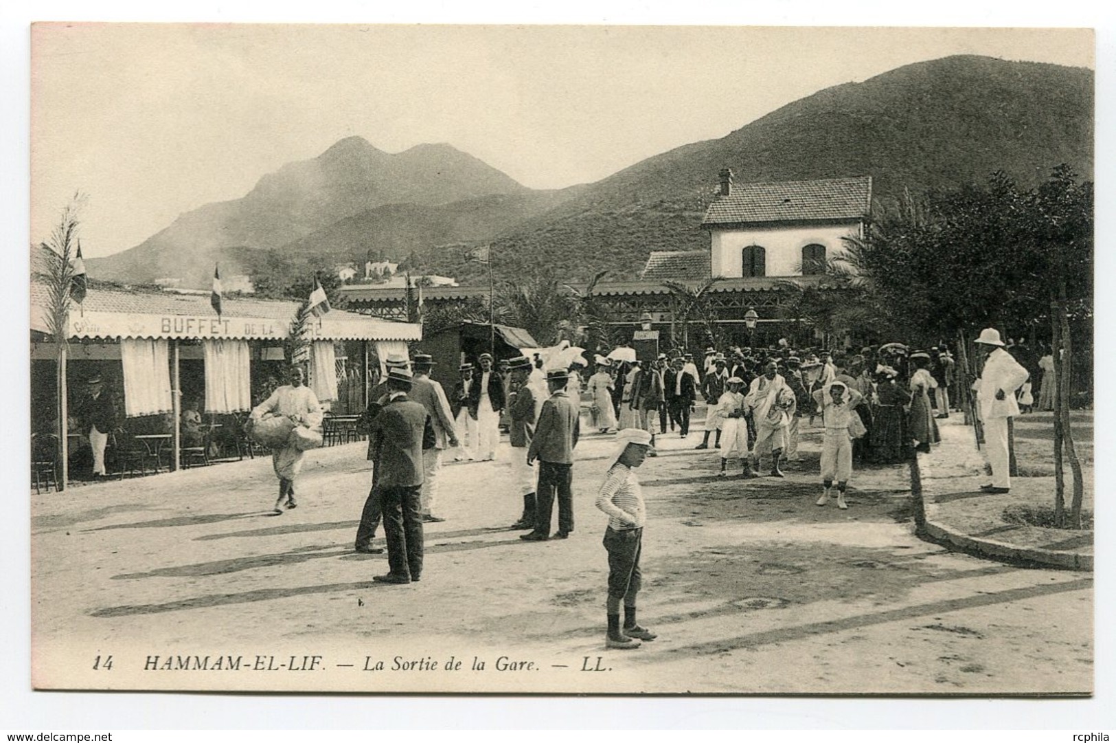 RC 13821 ALGERIE HAMMAM EL LIF LA SORTIE DE LA GARE TB - Autres & Non Classés