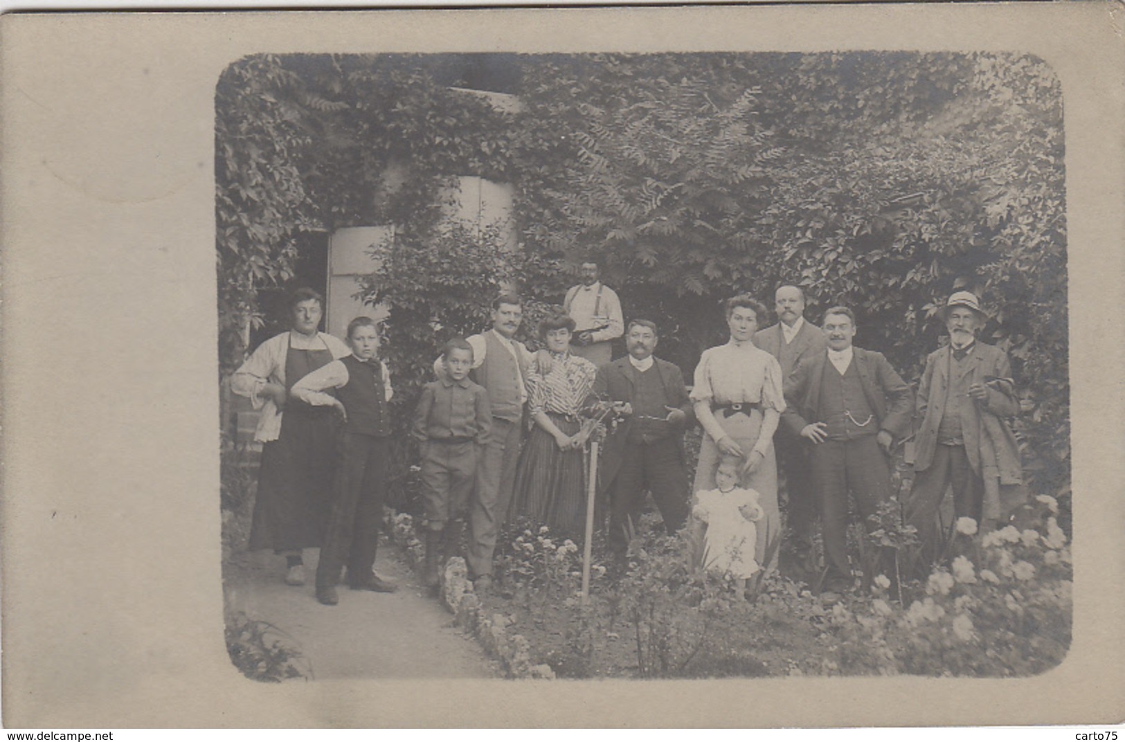 Photographie - Carte-photo - Famille Dans Un Jardin - Fotografie