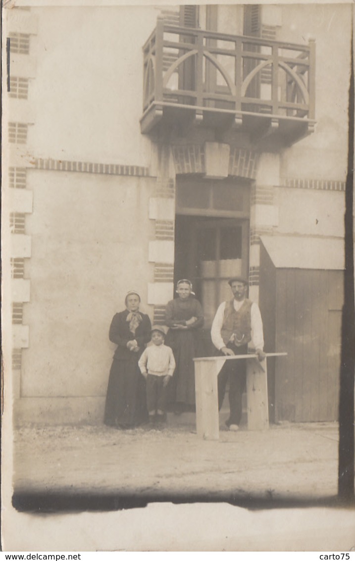 Photographie - Carte-photo - Famille Devant Sa Maison - Fotografie