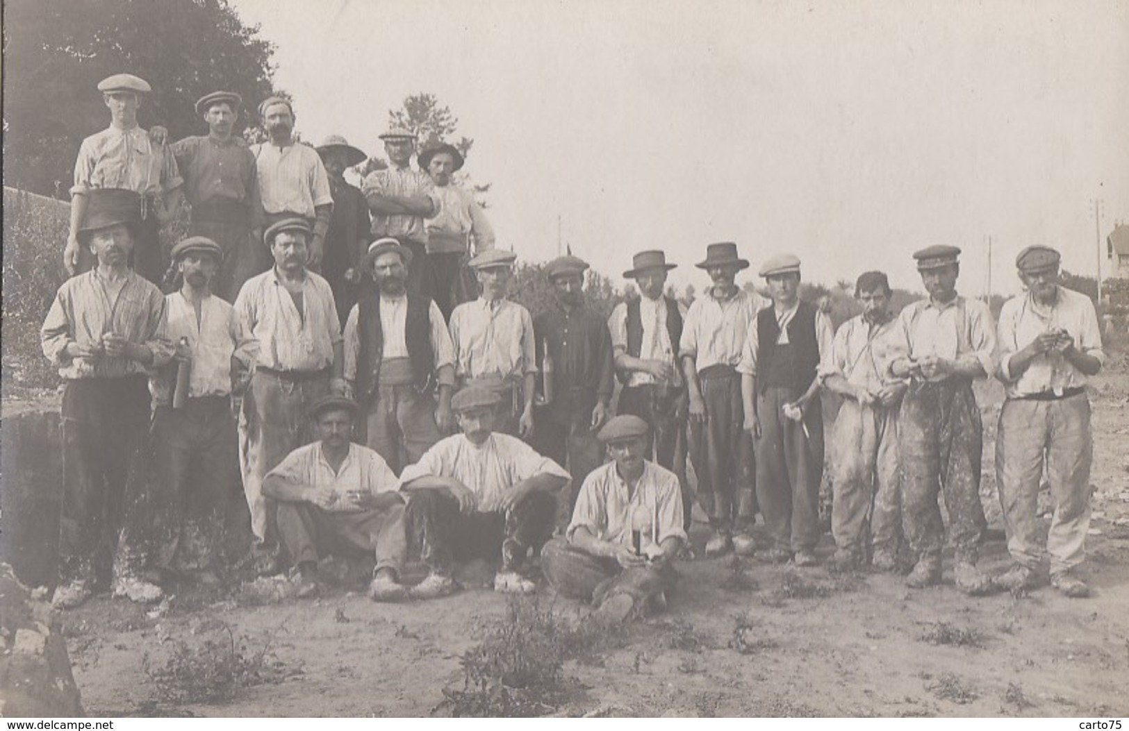 Métiers - Photographie - Carte-photo - Groupe De Travailleurs - Cantonniers ? Briquetterie ? - Autres & Non Classés