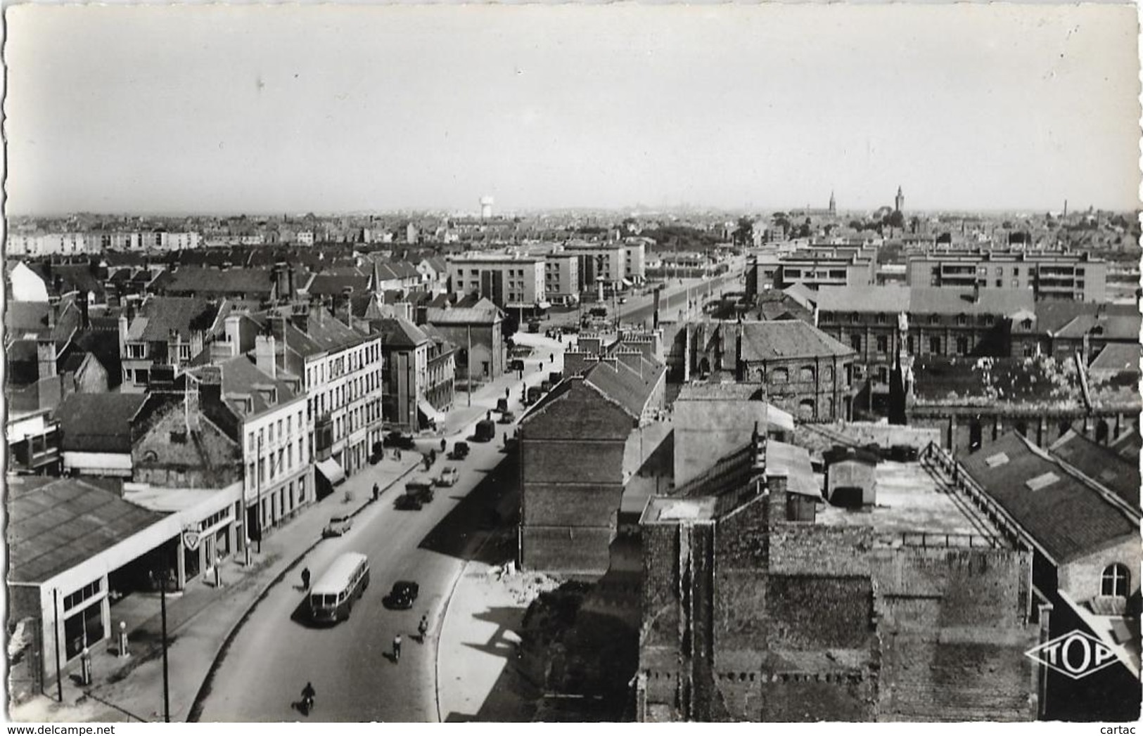 D59   - DUNKERQUE - BOULEVARD CARNOT - Plusieurs Véhicules Et Un Car -CPSM Dentelée Petit Format En Noir Et Blanc - Dunkerque