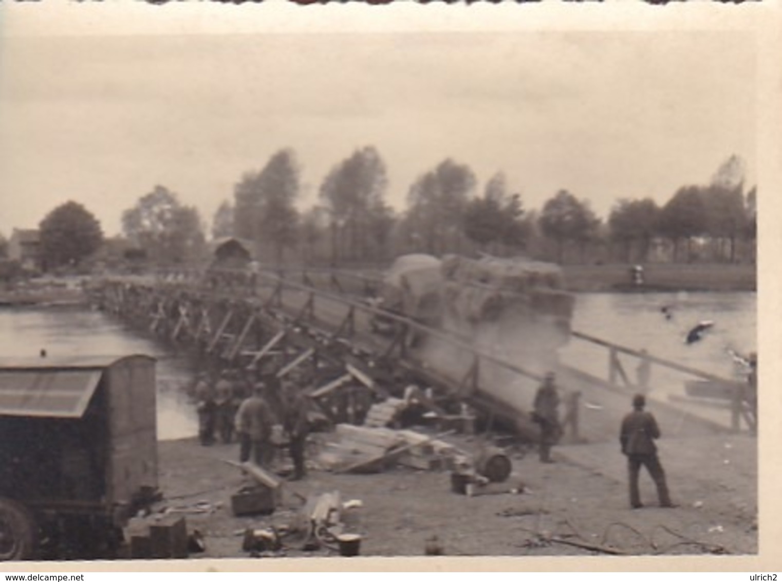 Foto Deutsche Wehrmacht - Lastwagen Beim Überqueren Einer Pionierbrücke - Pioniere IR 46  - 2. WK - 8*5cm (43606) - Krieg, Militär