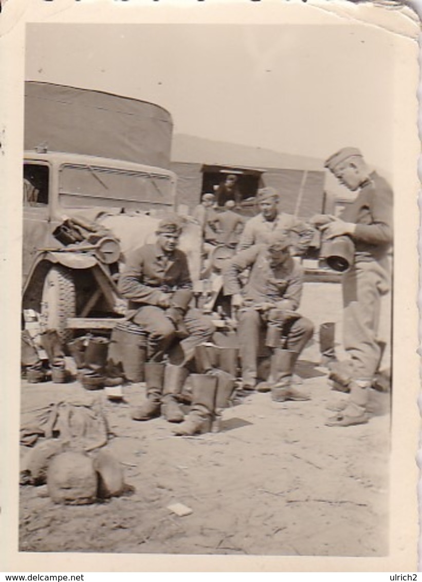 Foto Deutsche Soldaten Beim Reparieren Von Stiefeln - Salernik(?) Bulgarien - Pioniere IR 46 - 2. WK - 8*5cm (43617) - Krieg, Militär