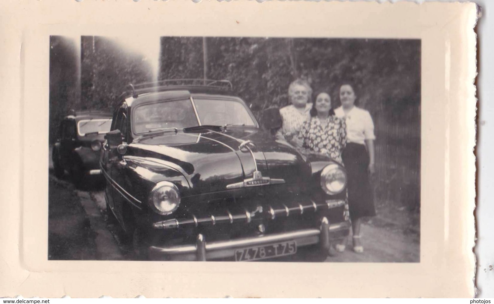 Photo Souple : Automobile  Famille Près De Sa Ford Vedette à Meudon   En 1952  Immatriculée 75 - Automobiles