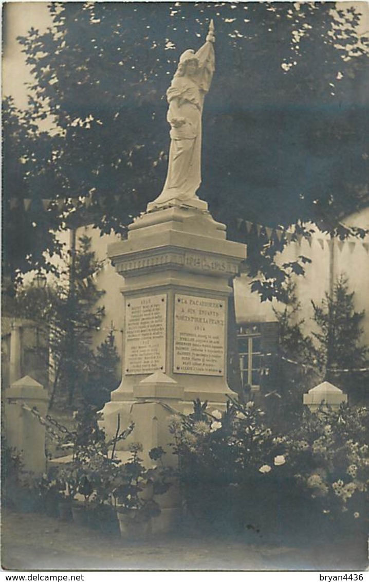 42 - LA PACAUDIERE - RARE CARTE PHOTO - LE MONUMENT AUX MORTS - - La Pacaudiere