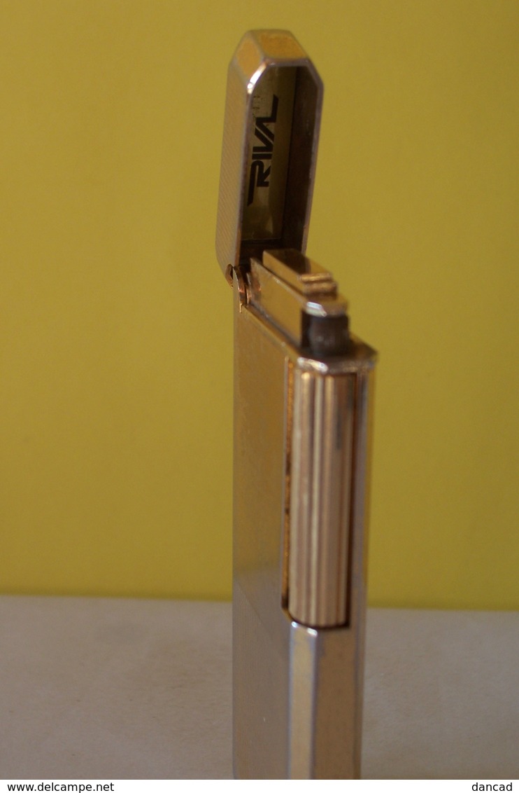 BRIQUET  GAZ  - ( Femme )  -  RIVAL  - JAPAN  - ( Peu épais ) - Altri & Non Classificati