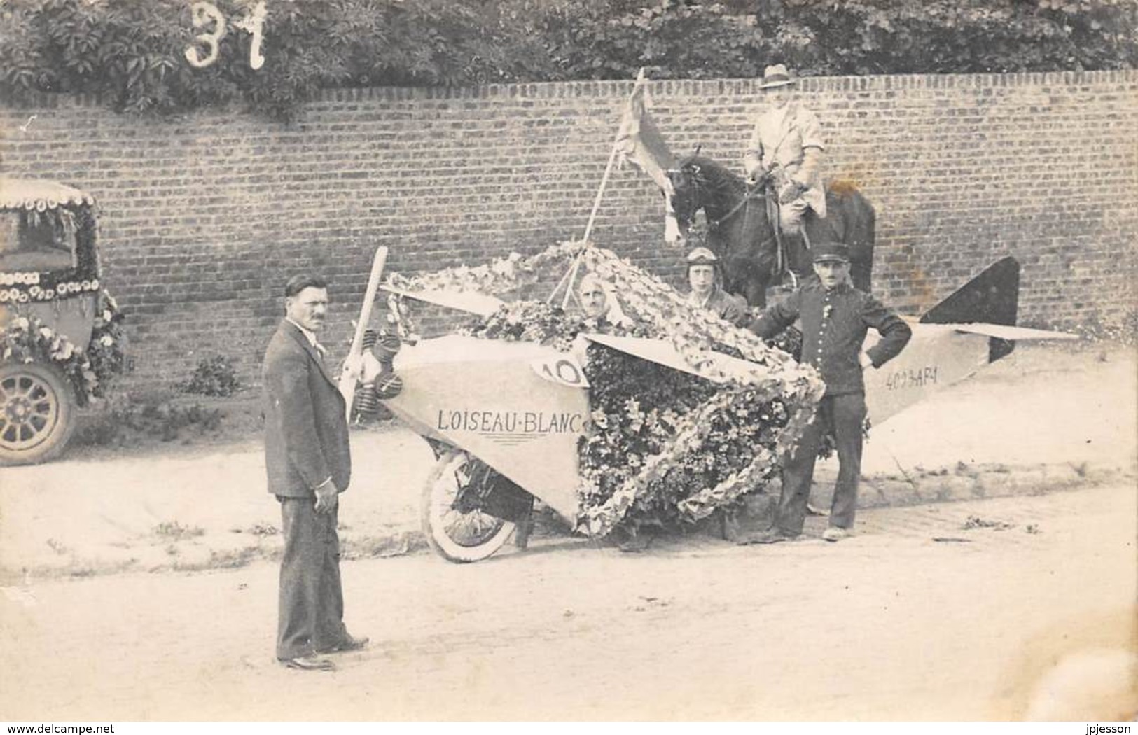 PHOTOGRAPHIE - CARTE PHOTO - CAVALCADE -MOTO FLEURIE: "L'OISEAU BLANC" ( AVIATION ) - Photographs