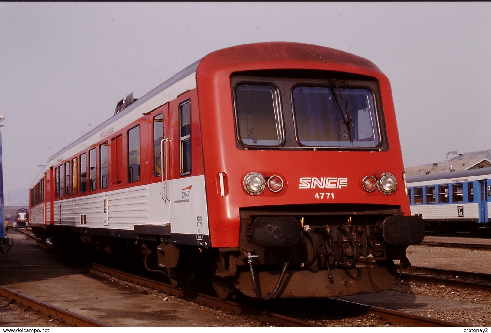 Photo Diapo Diapositive Slide Train Wagon Autorail SNCF X 4771 Rouge à Sotteville Le 20/02/1998 VOIR ZOOM - Diapositives