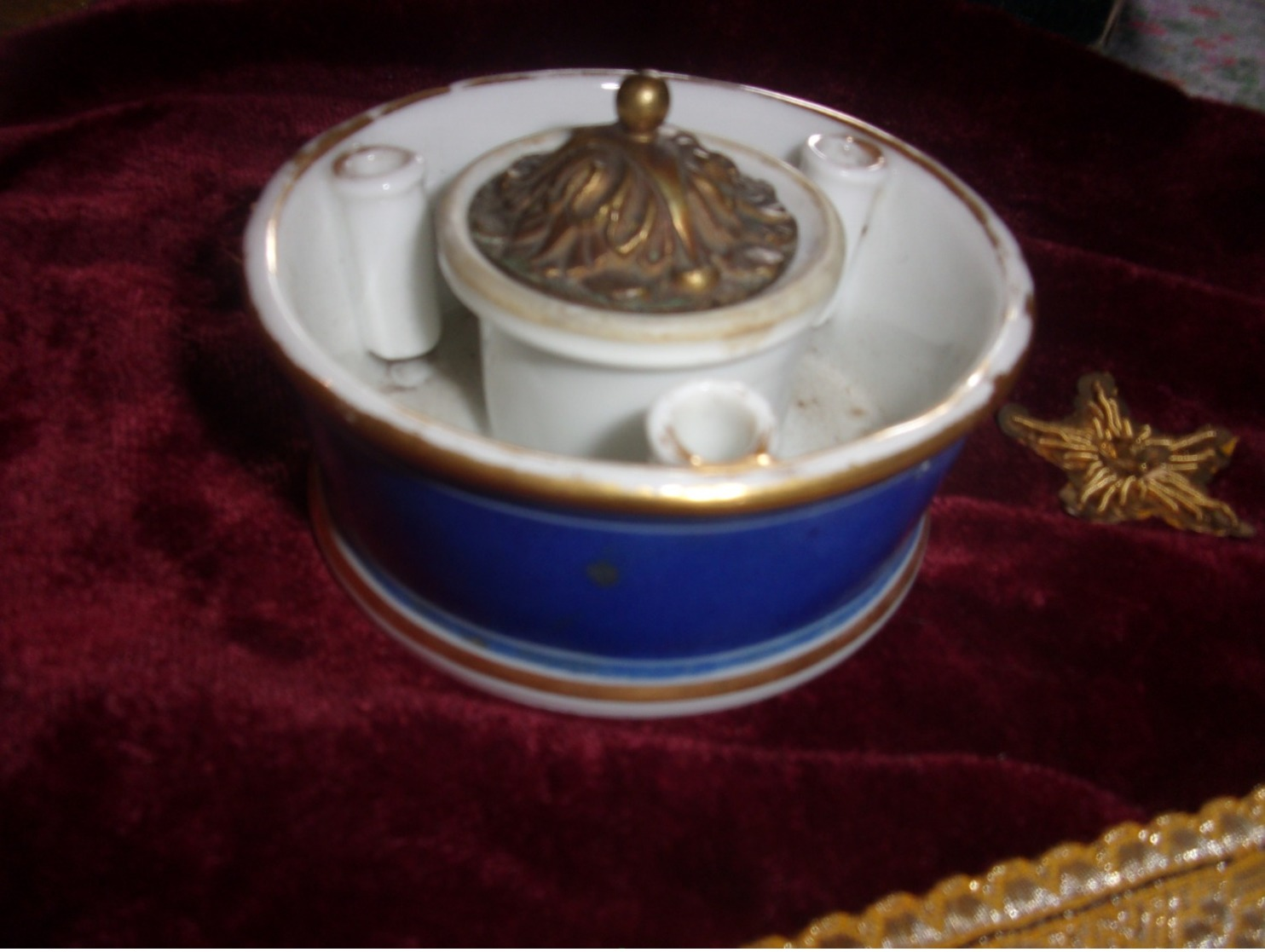 ENCRIER PORCELAINE ET BRONZE COMPLET BEL ETAT  19 EME FILET DORE ET BLEU - Inkwells