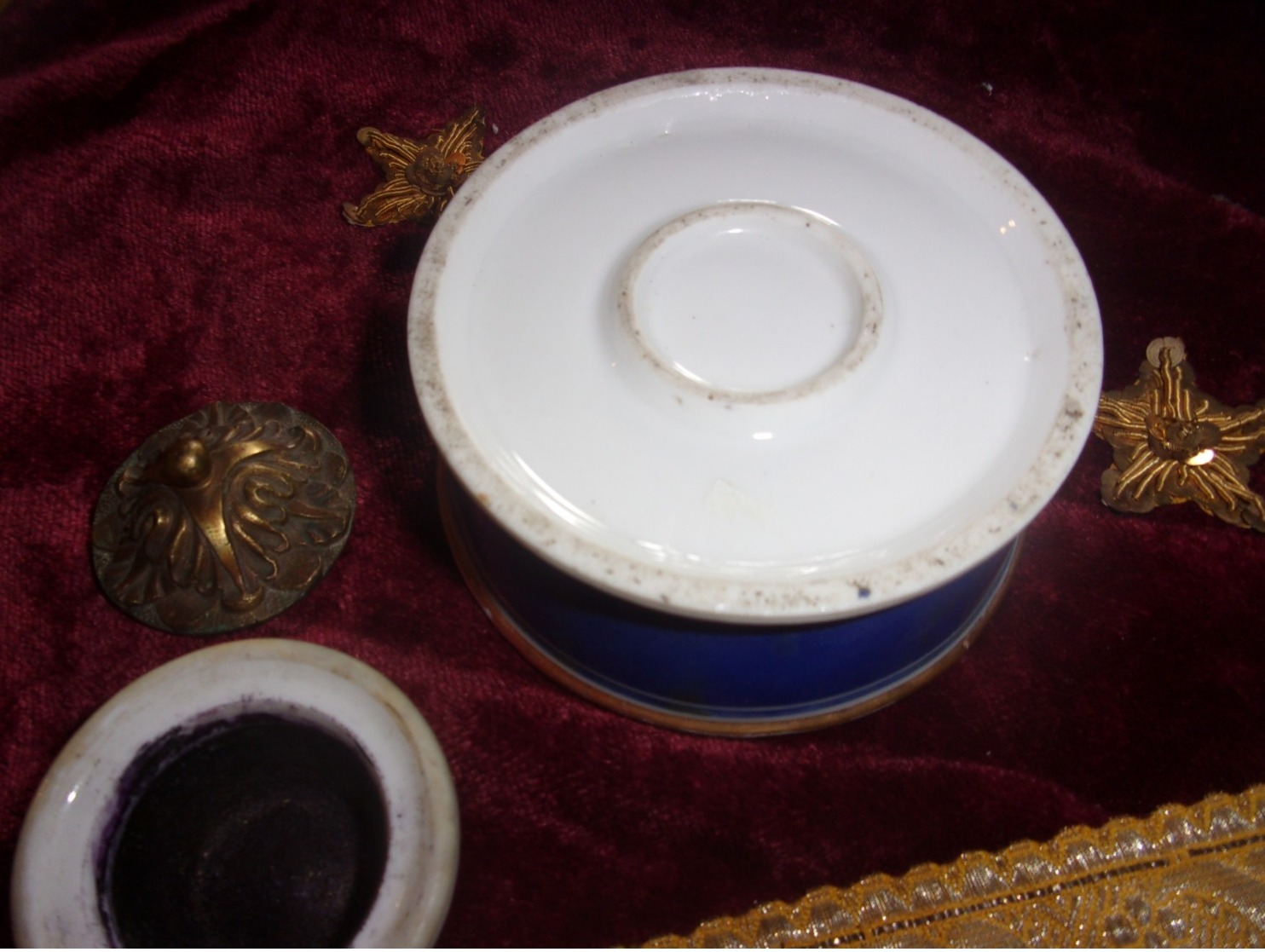 ENCRIER PORCELAINE ET BRONZE COMPLET BEL ETAT  19 EME FILET DORE ET BLEU - Inkwells