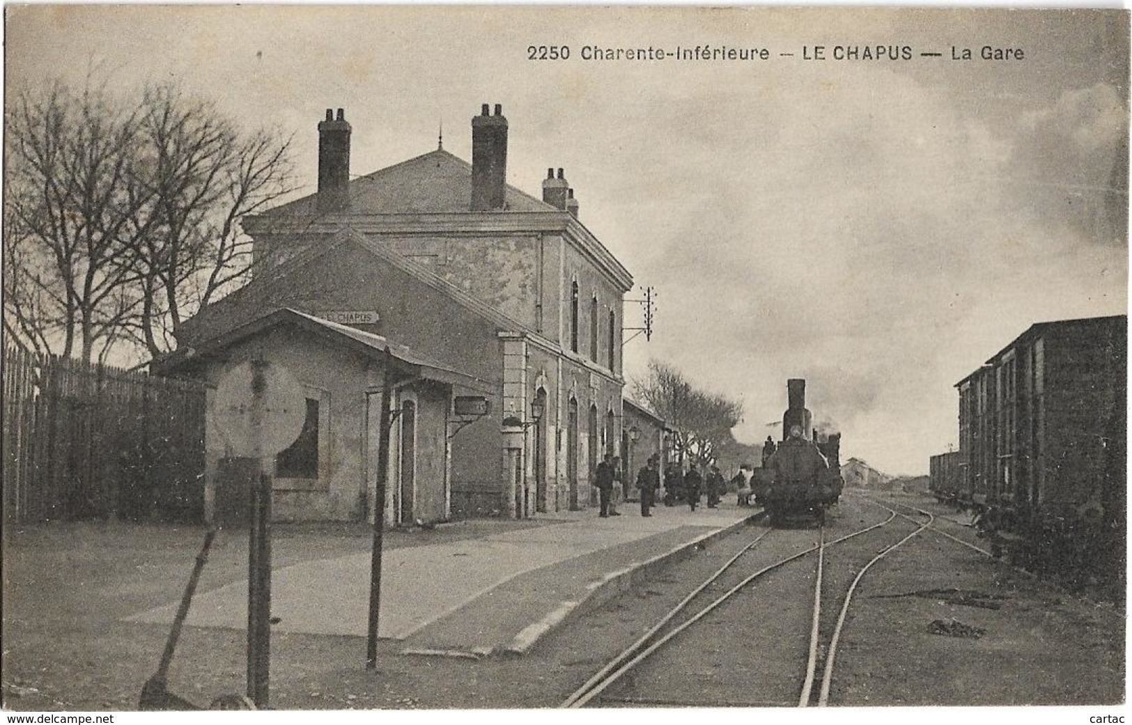 D17 - LE CHAPUS - LA GARE - Plusieurs Personnes Sur Le Quai - Train - Wagons - Autres & Non Classés