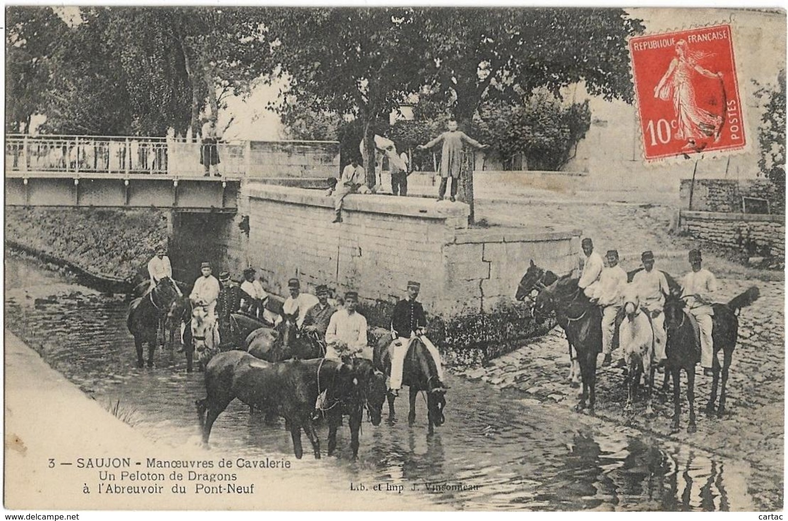 D17 - SAUJON - MANOEUVRES DE CAVALERIE-UN PELOTON DE DRAGONS A L'ABREUVOIR DU PONT NEUF-Enfants Sur Le Mur - Saujon