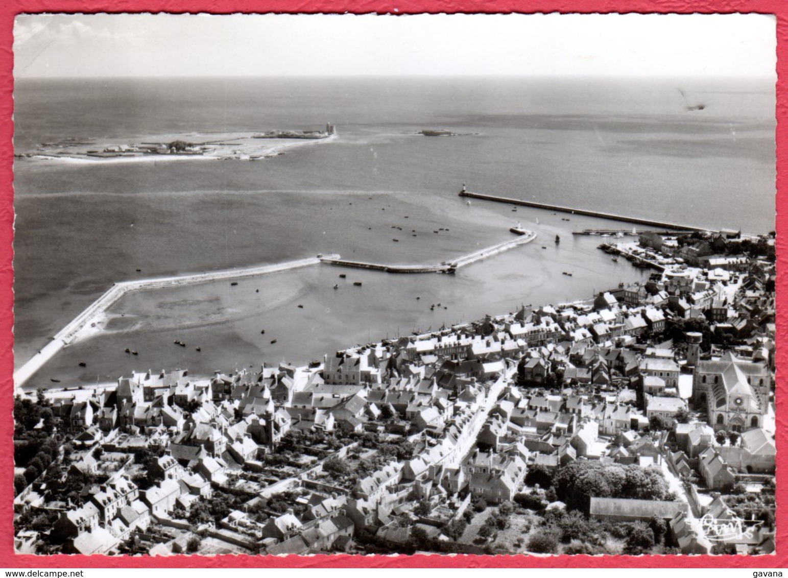 50 SAINT-VAAST-la-HOUGUE - Vue D'ensemble - Au Fond L'Ile Tatihou - Saint Vaast La Hougue