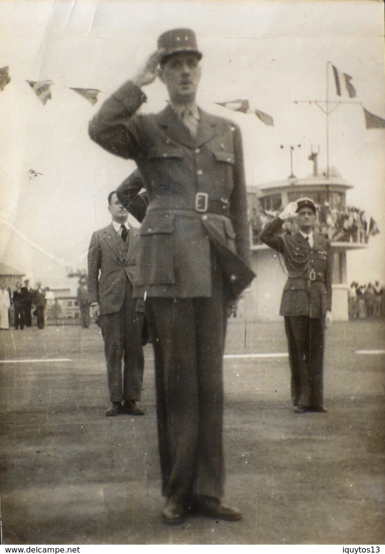 Photo  Originale > Le GENERAL DE GAULLE Accompagné D'un Militaire Et D'un Civil Saluant à DAKAR - BE - Personnes Identifiées