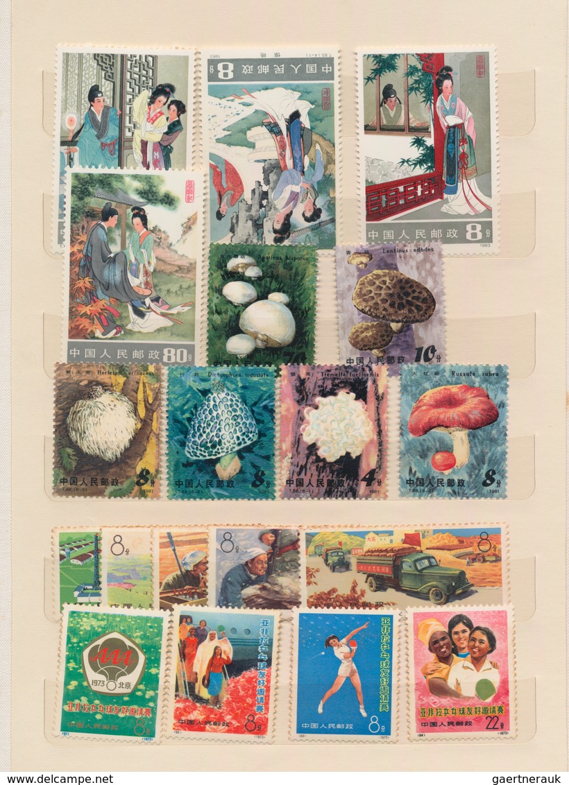 China - Volksrepublik: 1971/1986 (ca.), accumulation of complete sets MNH in two Chinese stockbooks,