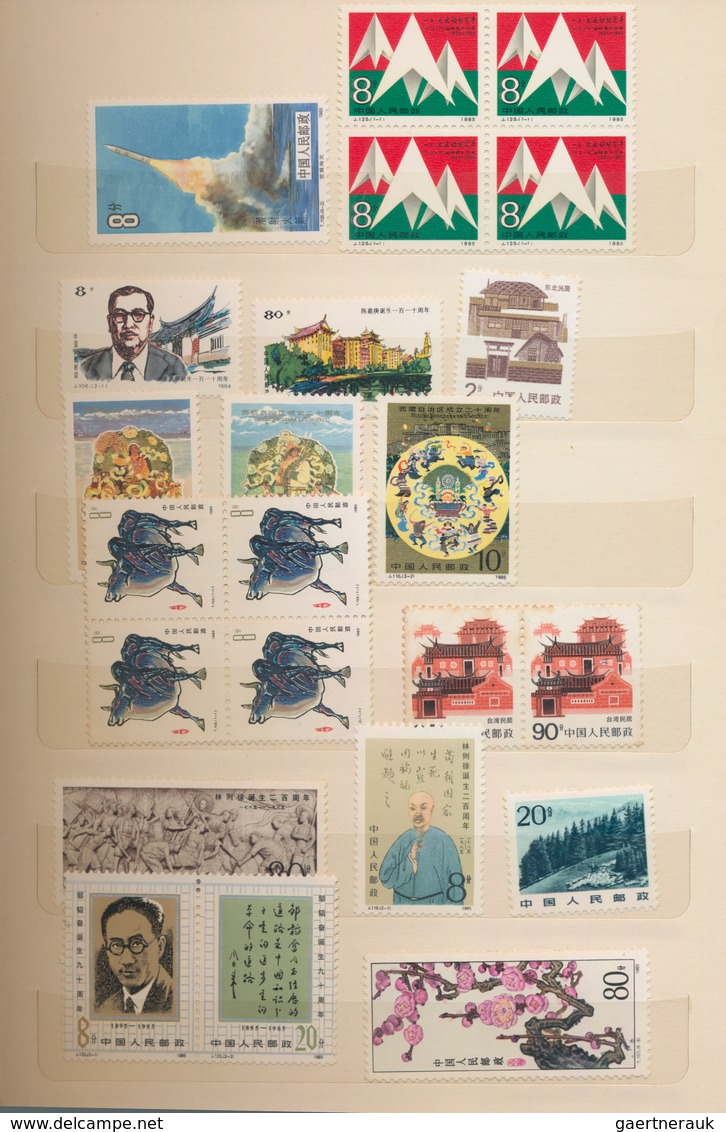 China - Volksrepublik: 1971/1986 (ca.), accumulation of complete sets MNH in two Chinese stockbooks,