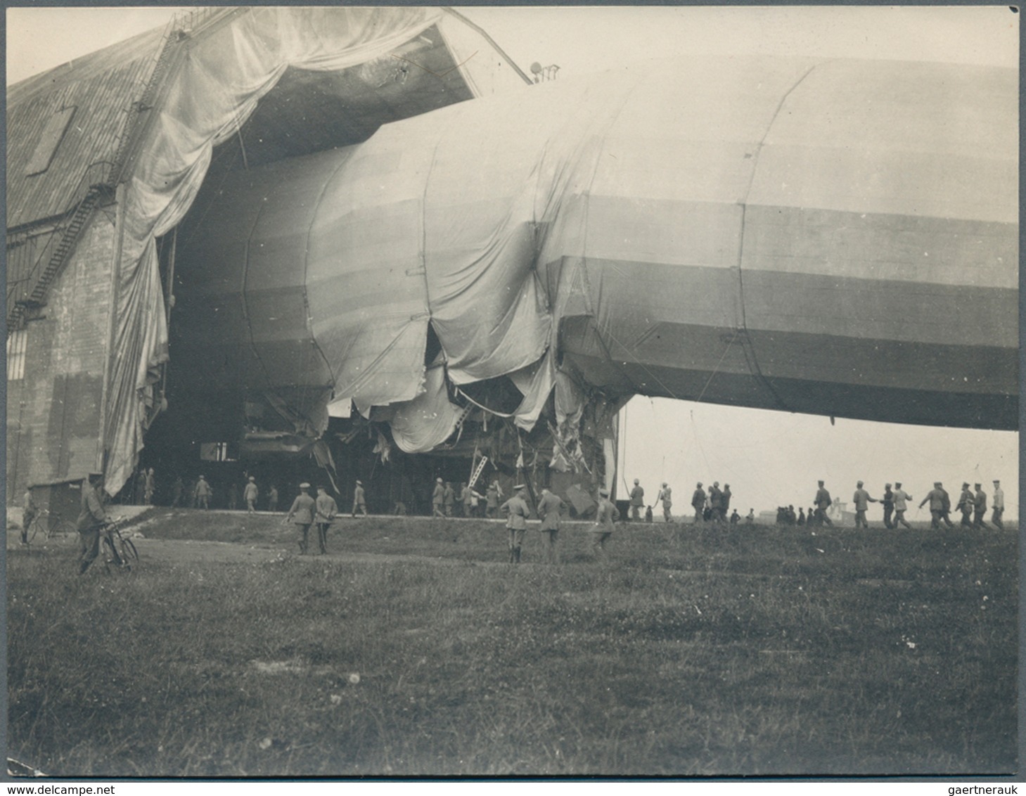 Thematik: Zeppelin / zeppelin: 1913 (ca). Rare, perhaps unique, collection of 22 original photograph