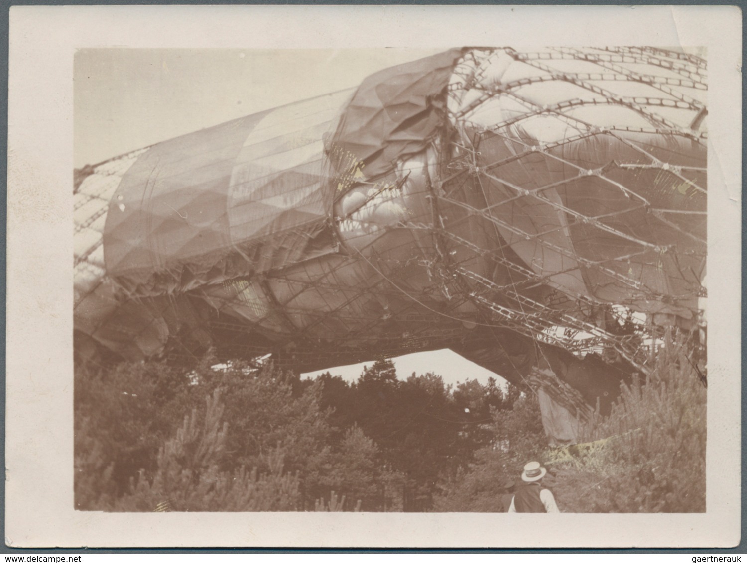 Thematik: Zeppelin / zeppelin: 1913 (ca). Rare, perhaps unique, collection of 22 original photograph