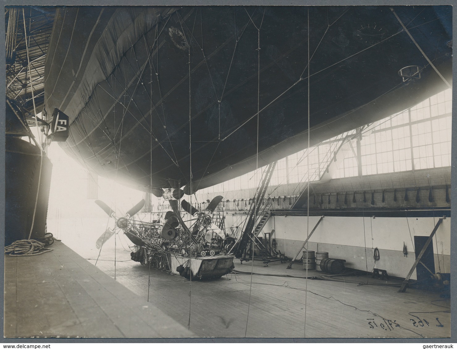 Thematik: Zeppelin / zeppelin: 1910/1945 (ca): Posten mit dutzenden Zeppelin Photos, dazu einige Pos