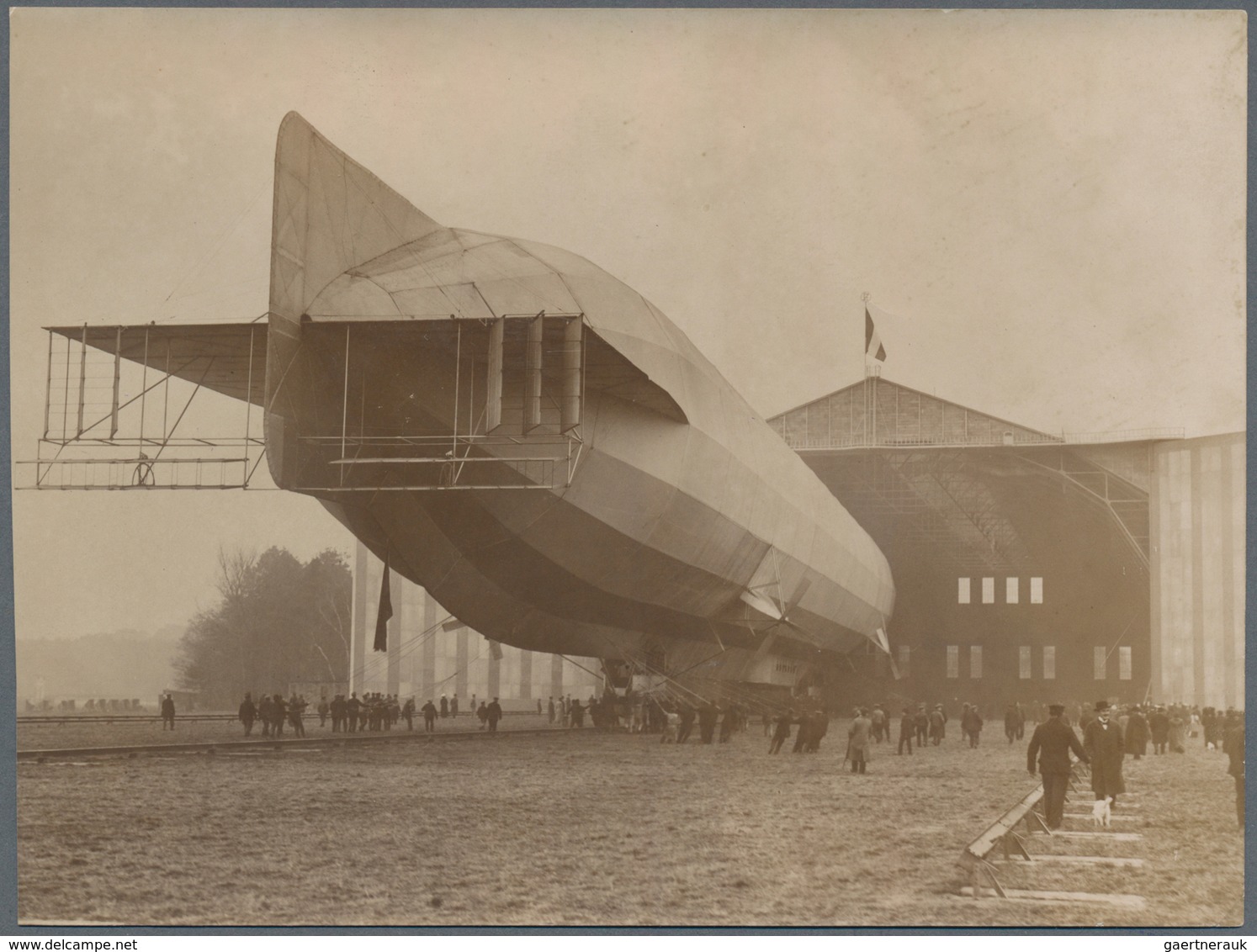 Thematik: Zeppelin / zeppelin: 1910/1945 (ca): Posten mit dutzenden Zeppelin Photos, dazu einige Pos