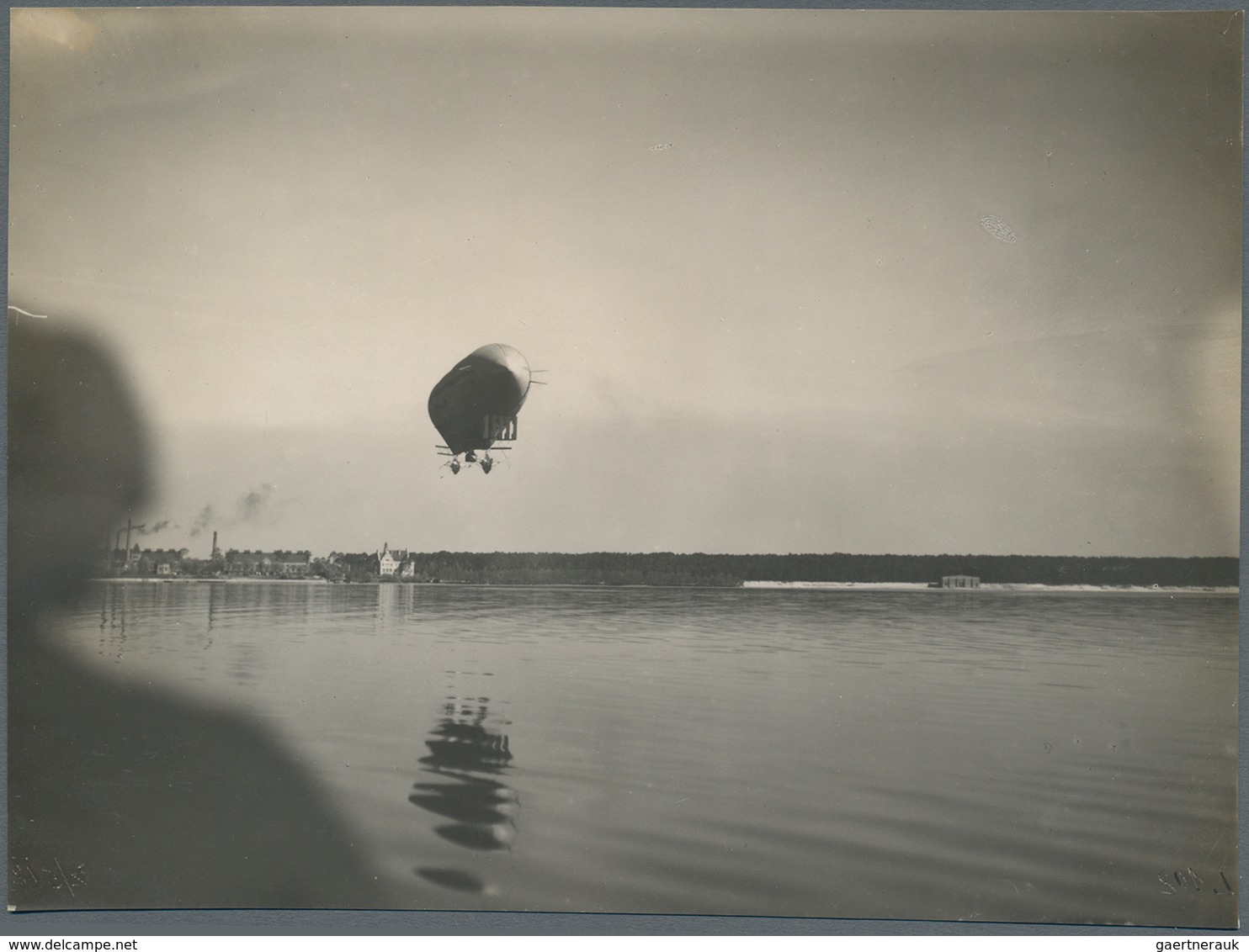 Thematik: Zeppelin / zeppelin: 1910/1945 (ca): Posten mit dutzenden Zeppelin Photos, dazu einige Pos