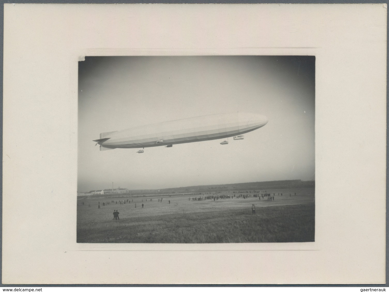 Thematik: Zeppelin / zeppelin: 1910/1945 (ca): Posten mit dutzenden Zeppelin Photos, dazu einige Pos