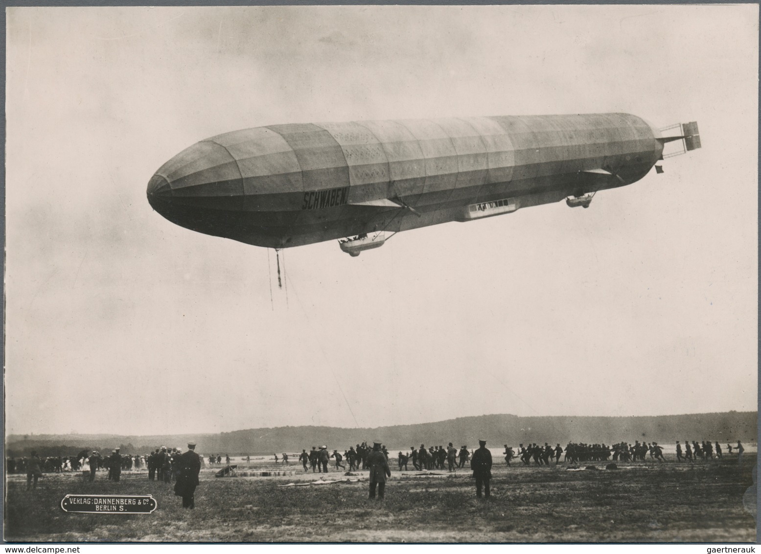 Thematik: Zeppelin / zeppelin: 1910/1945 (ca): Posten mit dutzenden Zeppelin Photos, dazu einige Pos