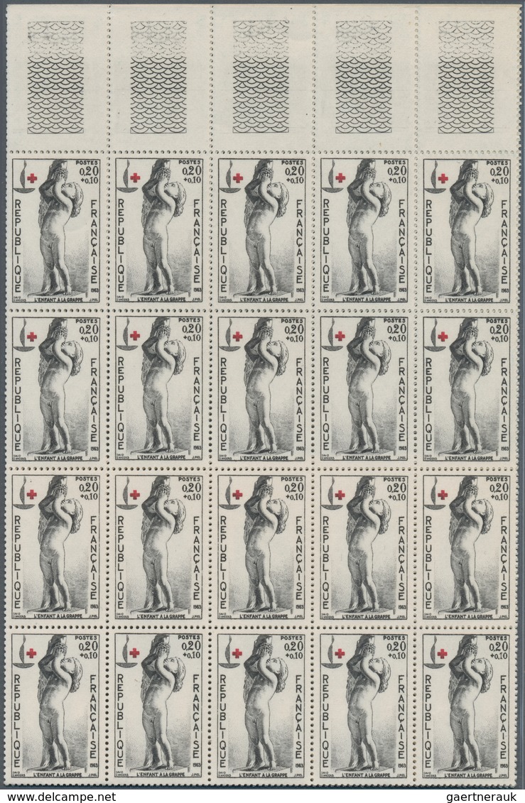 Frankreich: 1940/1966, comprehensive MNH stock, well filled and sorted on stockcards, mainly commemo