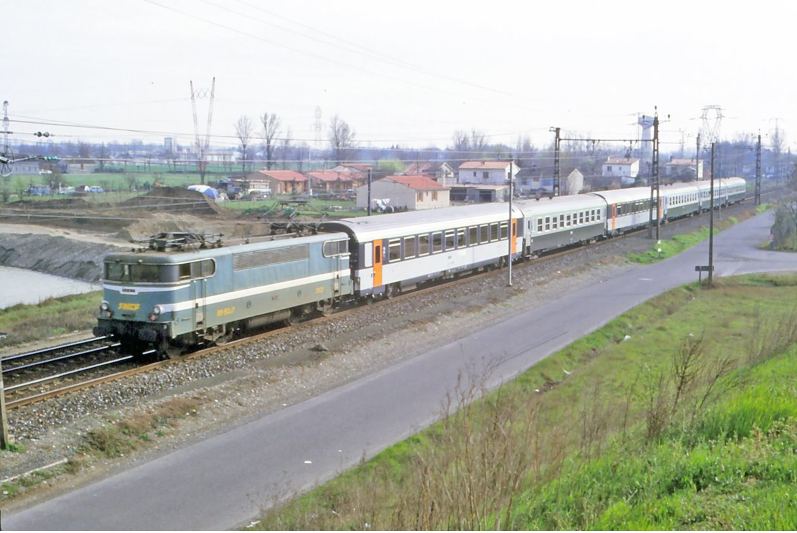 Portet Sur Garonne (31) 03/1987 - Une Locomotive BB 9200 En Tête D’une Rame Voyageurs En Provenance De Toulouse - Autres & Non Classés