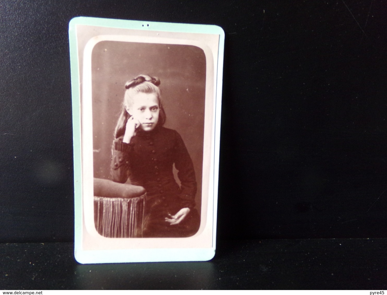 Photo CDV ( 10.5 X 6.5 Cm ) Jeune Fille Accoudée à Un Fauteuil, Photographe Vaille à Paris - Anonyme Personen