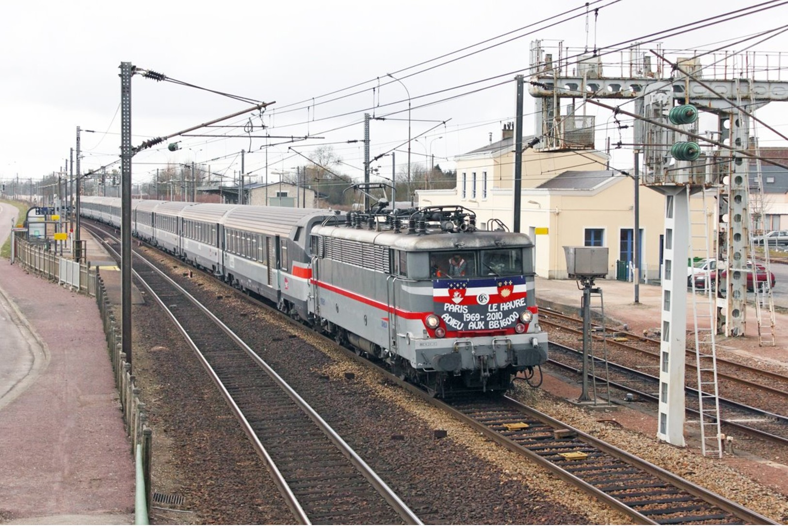 Motteville (76) 13/03/2010 - Train D'adieu Aux BB 16000 Sur L'axe Paris / Le Havre, La BB 16061 En Gare De Motteville - Estaciones Con Trenes