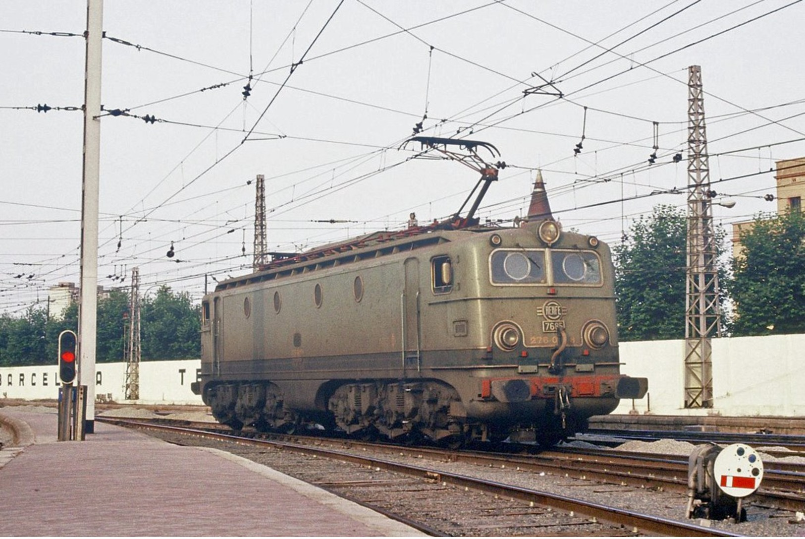 Barcelone (Catalogne - Espagne)  Juillet 1982 – La Locomotive Electrique 276-085-8 En Gare De Barcelone-França - Barcelona