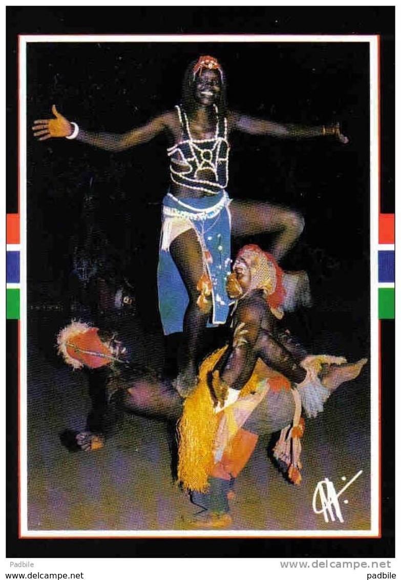 Carte Postale Afrique Gambie  Dance De Guerriers Trés Beau Plan - Gambia