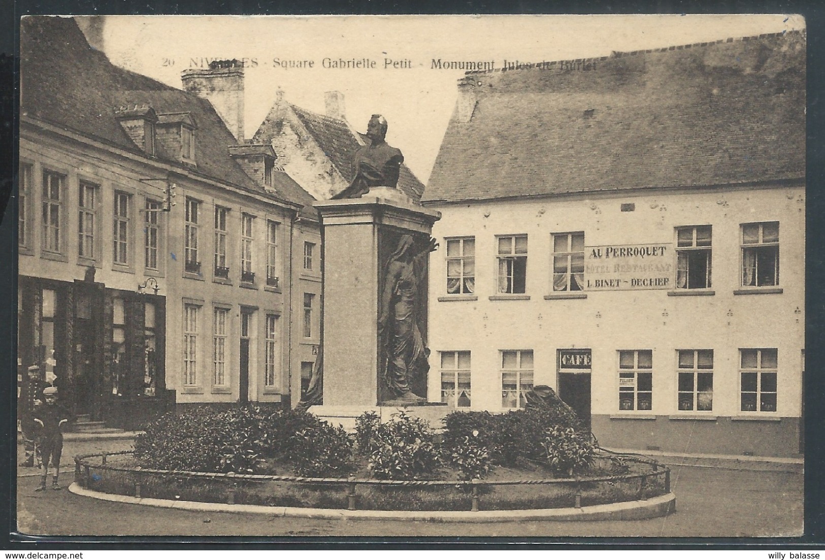 CPA Nivelles Square Gabrielle Petit Monument Jules De Burlet + Hôtel Restaurant Binet - Beringen