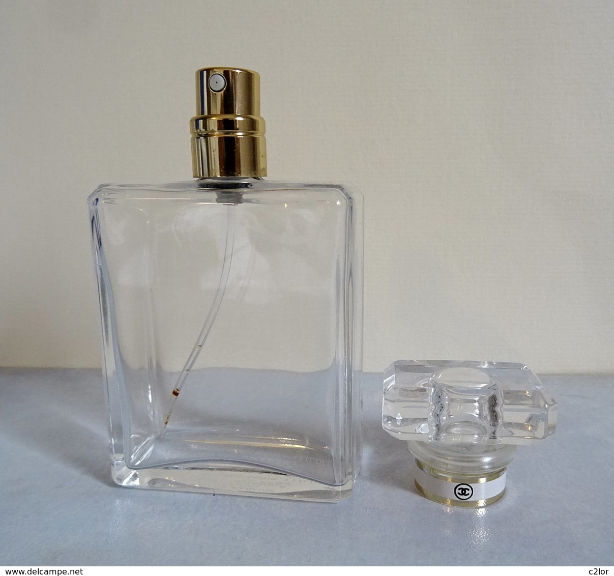 Flacon Vaporisateur Spray "CHANEL"  VIDE Sans étiquette   Eau De Parfum 50 Ml Pour Collection Ou Décoration - Flacons (vides)