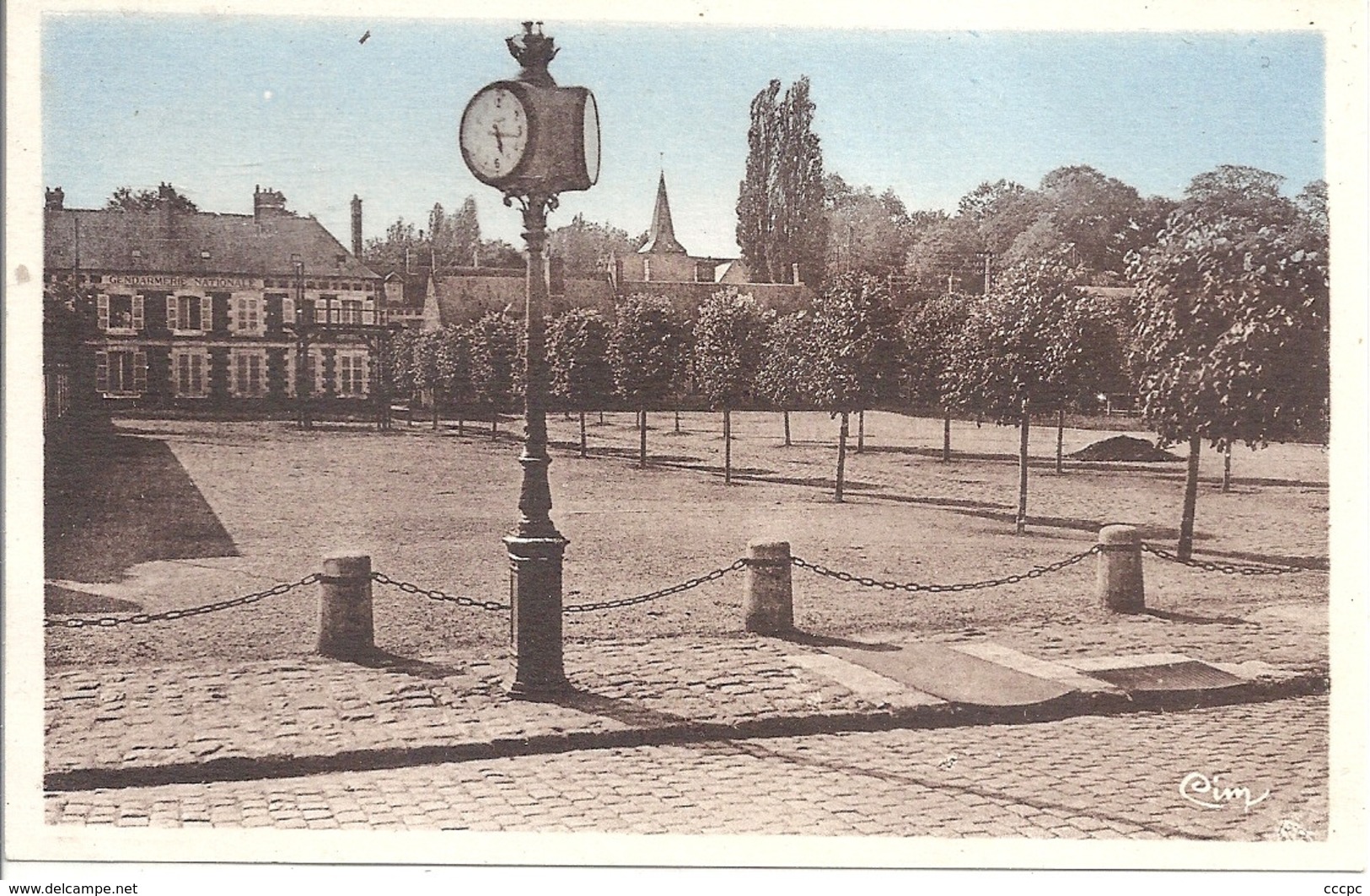 CPSM Guiscard La Place Vieille Horloge - Guiscard