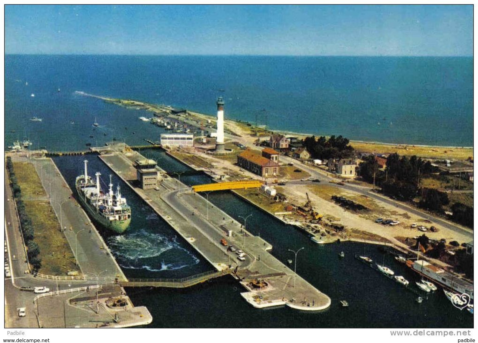 Carte Postale 14. Ouistreham  Riva-Bella  Cargo Dans Le SAS Et Le Phare  Vue D'avion  Trés Beau Plan - Ouistreham