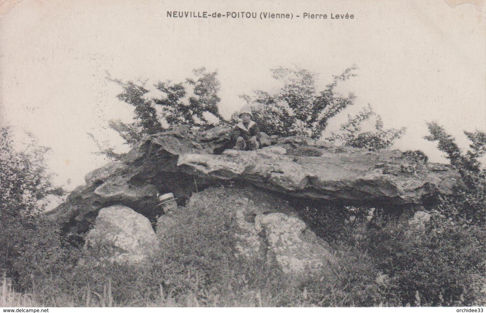 CPA Neuville-de-Poitou - Pierre Levée (avec Petite Animation) - Neuville En Poitou