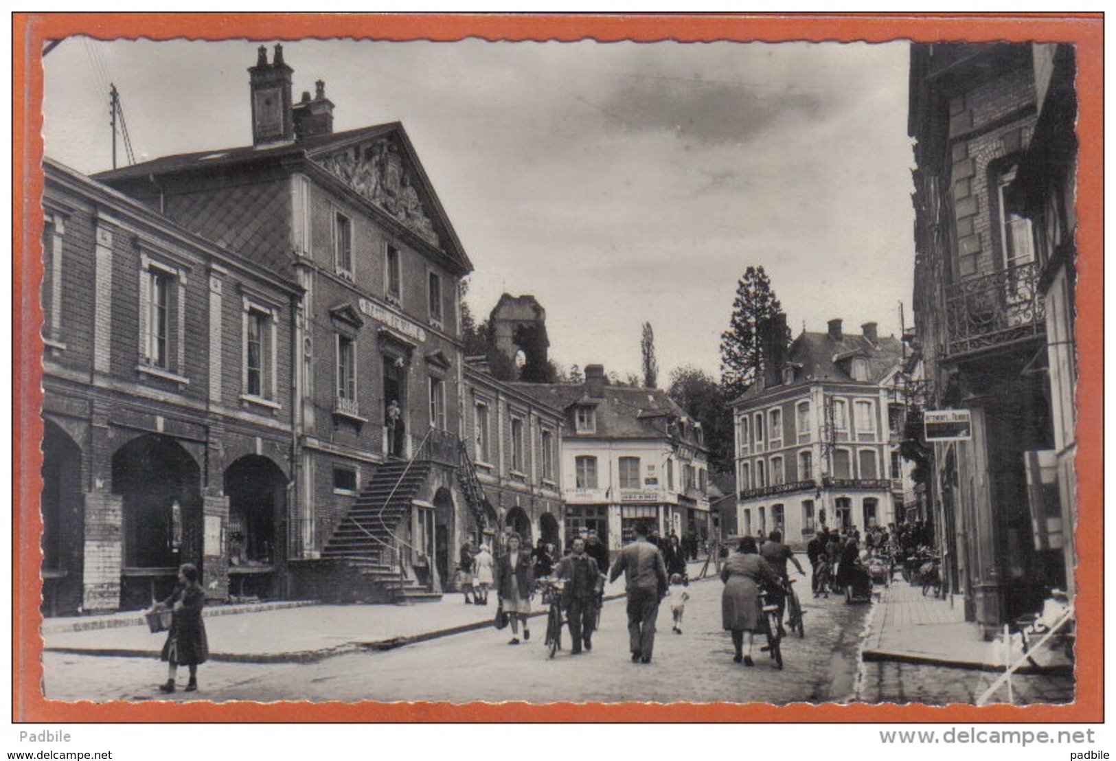 Carte Postale 27. Brionne  L'hotel De Ville Et Le Donjon   Trés Beau Plan - Autres & Non Classés