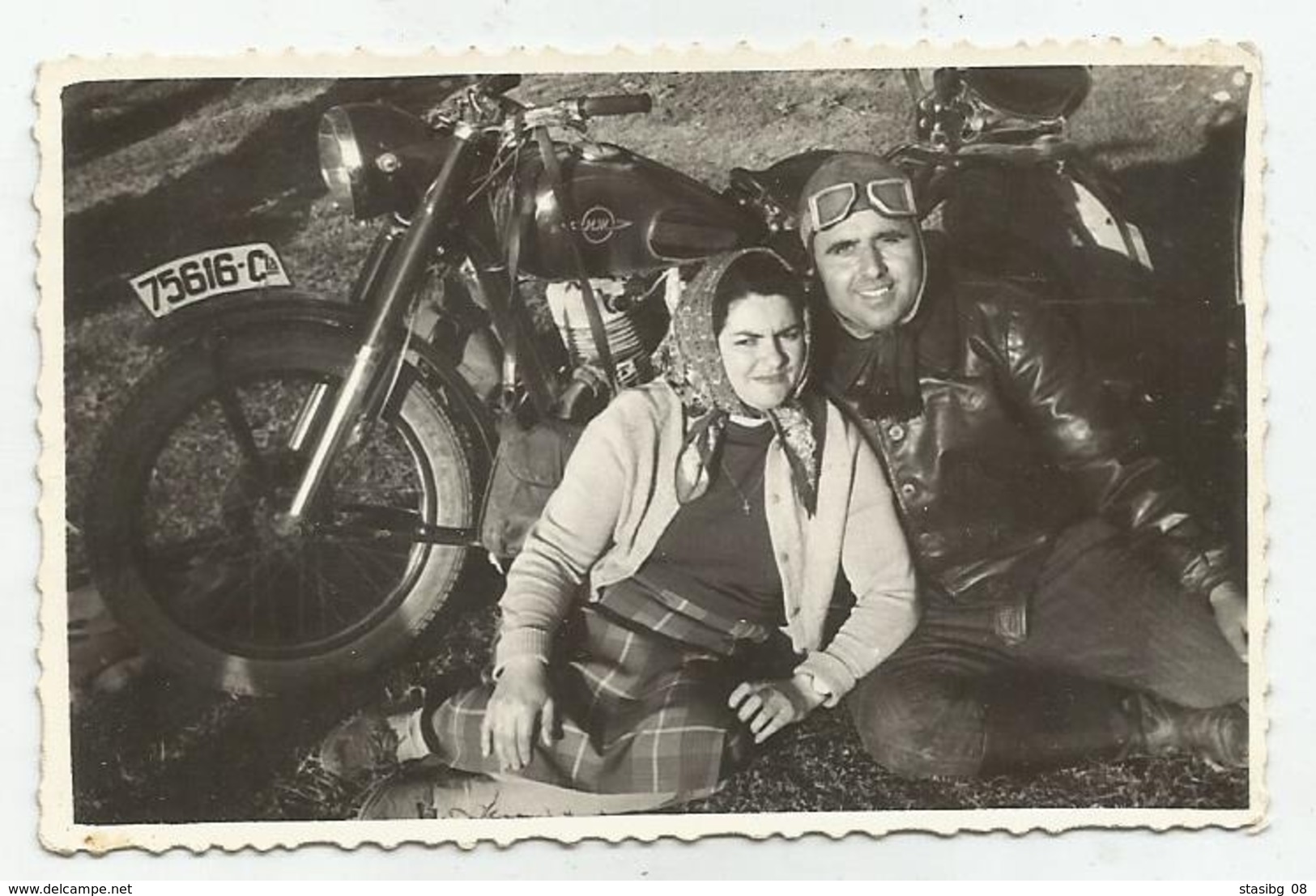 Man And Woman Pose For Photo To A Motorcycle Lk500-243 - Persone Anonimi