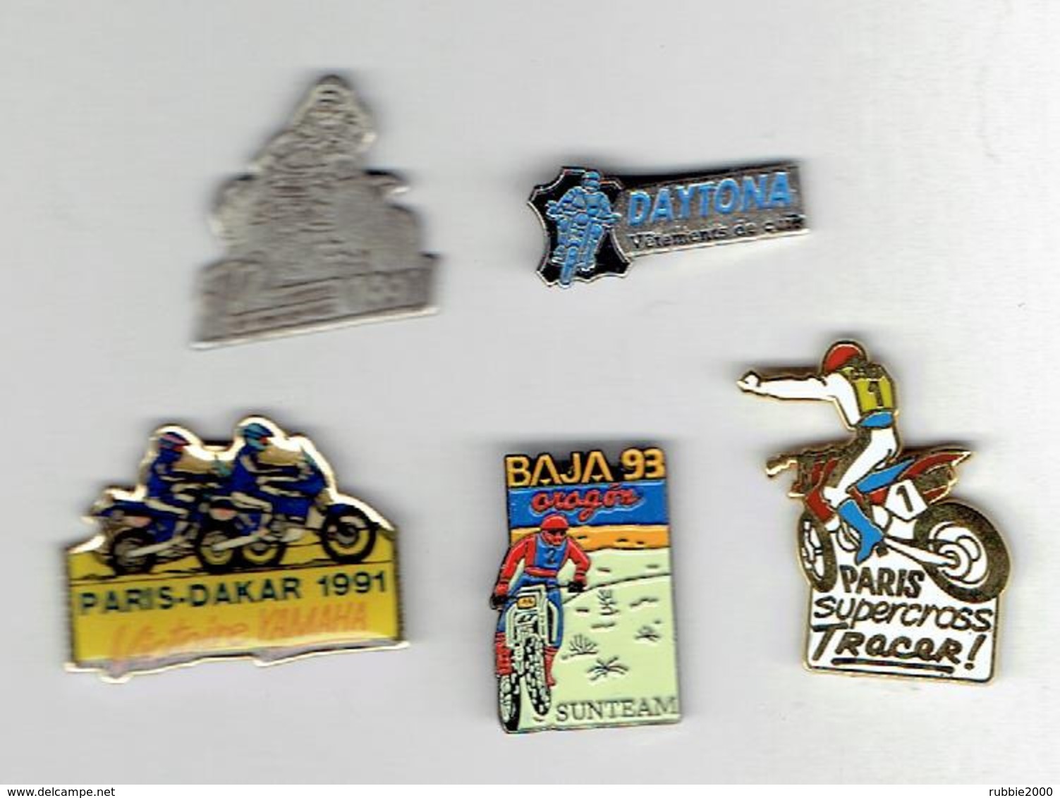 COMPETITION MOTO LOT DE 5 PINS EN TRES BON ETAT PARIS DAKAR 1991 PARIS SUPERCROSS DAYTONA BAJA 93 PONT DE  VAUX 1991 - Motor Bikes