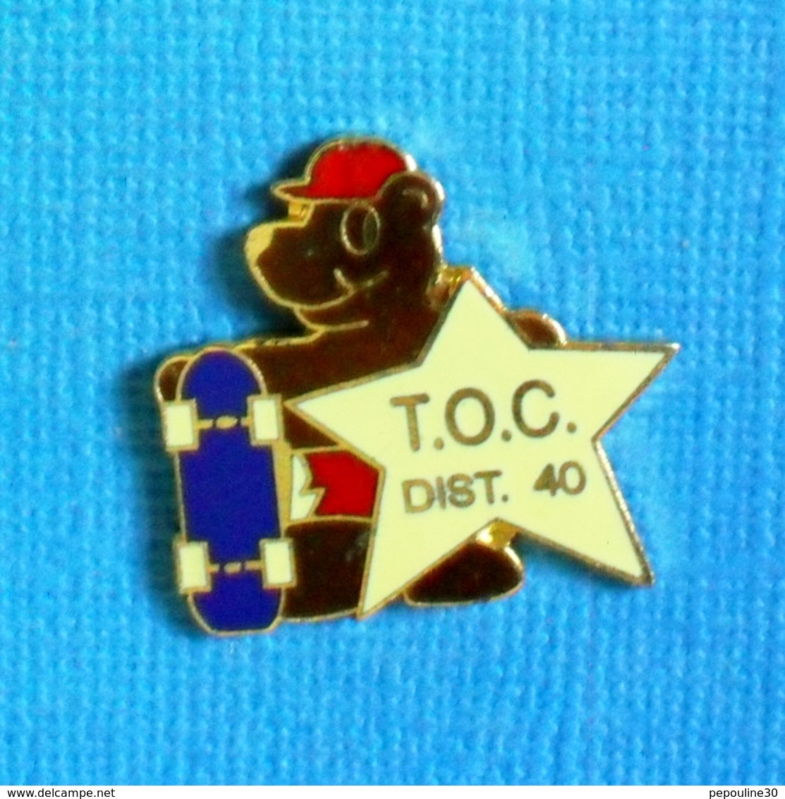 1 PIN'S //  ** T.O.C. DIST. 40 / SKATEBOARD ** - Skateboard