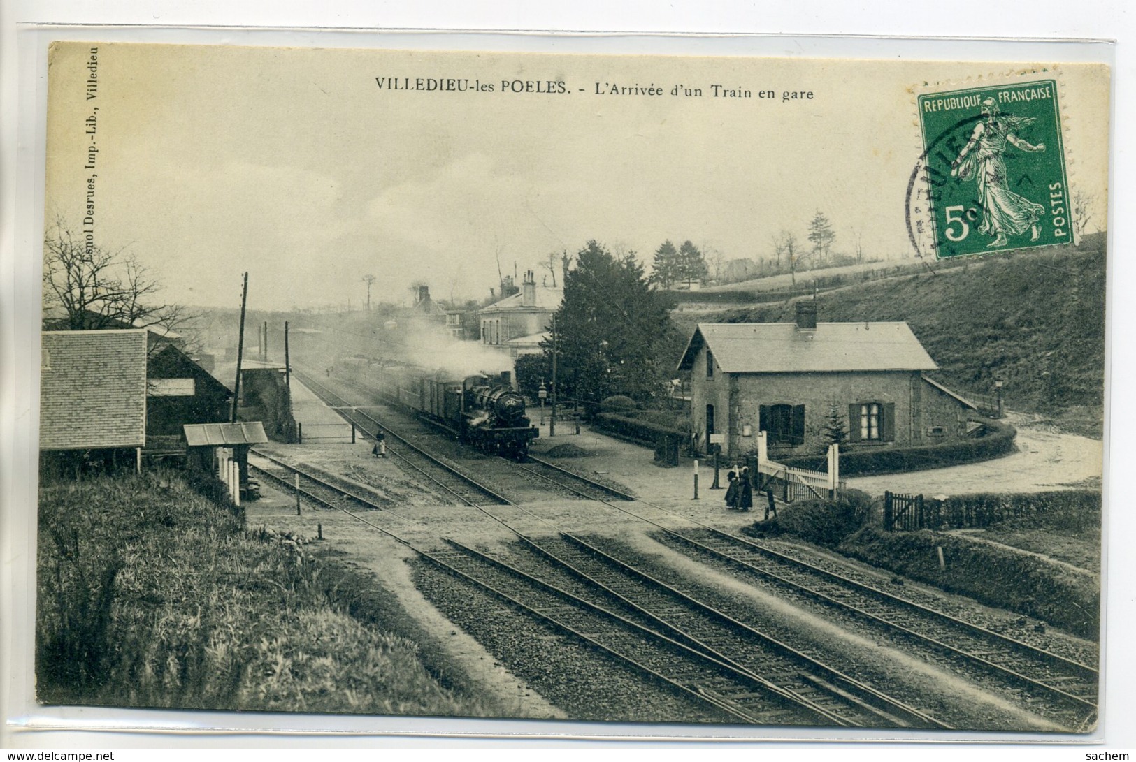 50 VILLEDIEU Les POELES Arrivée Du Train En Gare Passage à Niveau Voies De Chemin De Fer 1910 Timb       /D17-S2017 - Villedieu