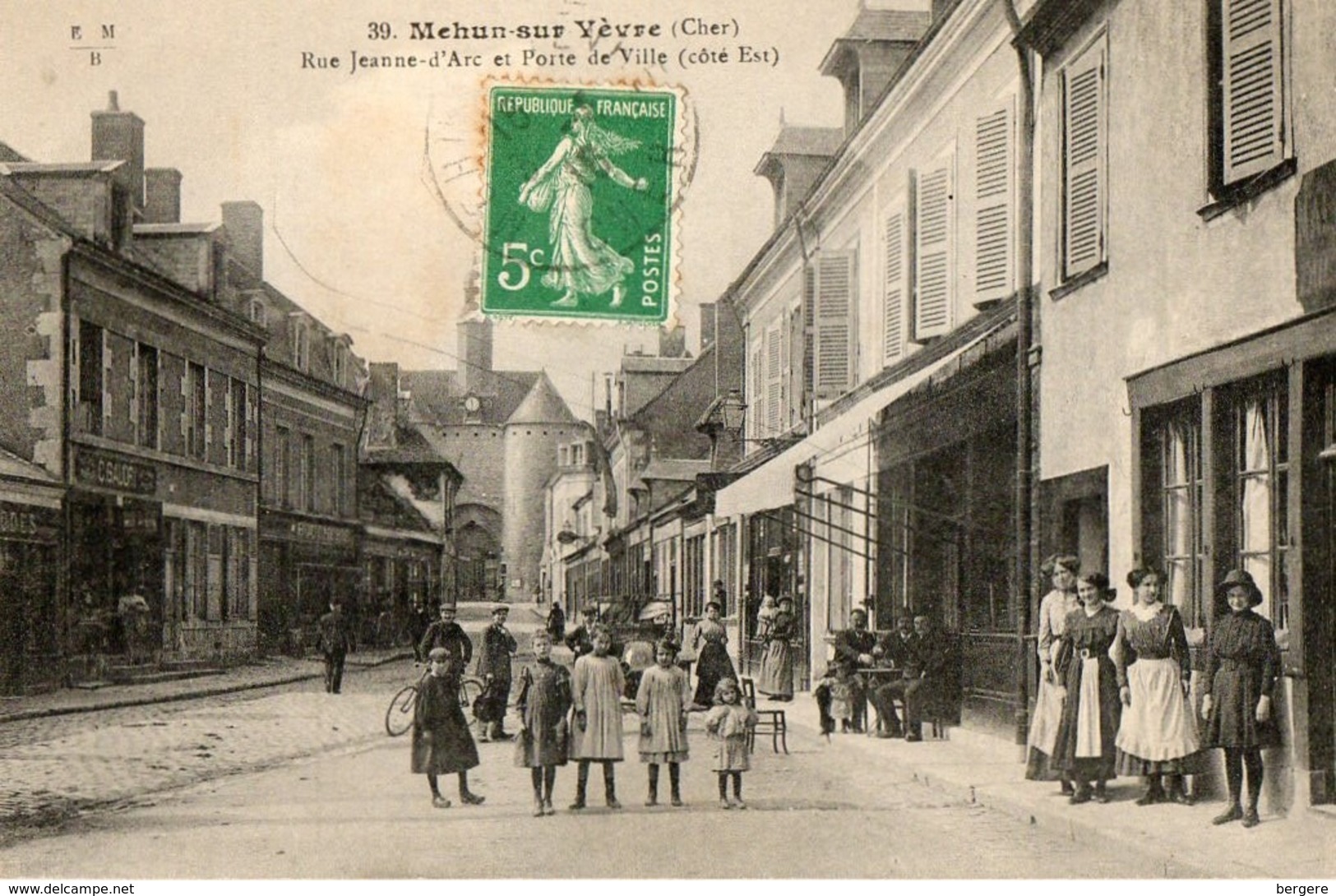 18. CPA. MEHUN SUR YEVRE.  Rue Jeanne D'arc, Et Porte De Ville, Coté Est.   1916. - Mehun-sur-Yèvre