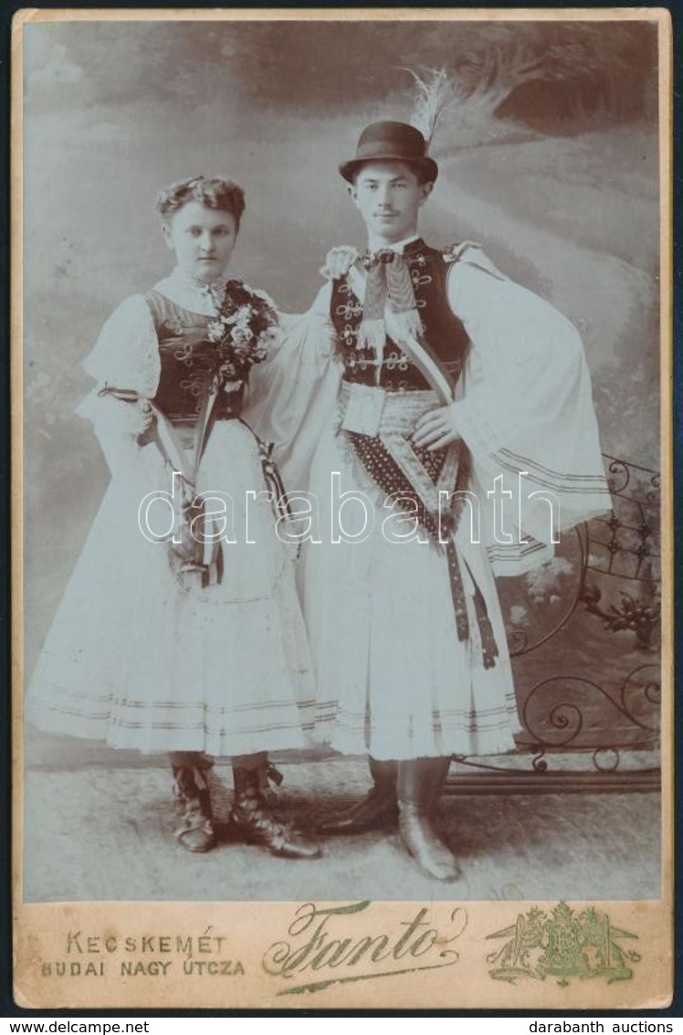 Cca 1900 Fiatal Pár Népviseletben, Keményhátú Fotó Fanto Kecskeméti Műterméből, 16×10 Cm - Sonstige & Ohne Zuordnung